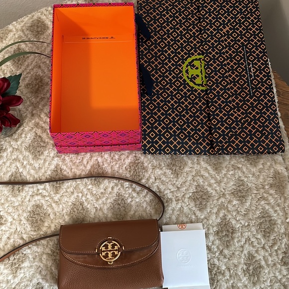 Tory Burch : The Miller Crossbody, Natural-grain leather. - Picture 15 of 15